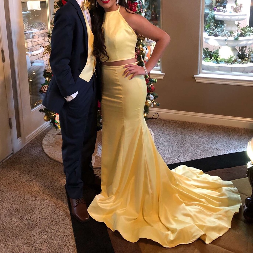 Beautiful yellow prom/formal dress💛🌹 worn once!